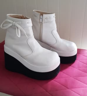 White hot sale boots perth