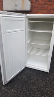 kelvinator 140 litre upright freezer