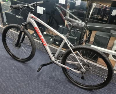 Giant roam 1 discount disc hybrid bike 2019