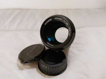 Nikon Nikkor 105mm f/2.5 Ai Lens - Serial No. 700740 - with Hood