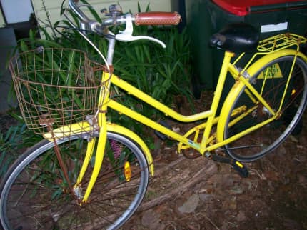 light yellow cruiser bike