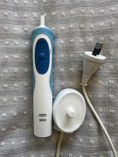 2X USED ORAL-B BRAUN VITALITY 3709 RECHARGEABLE ELECTRIC TOOTHBRUSH w/  CHARGERS