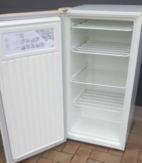 kelvinator 140 litre upright freezer