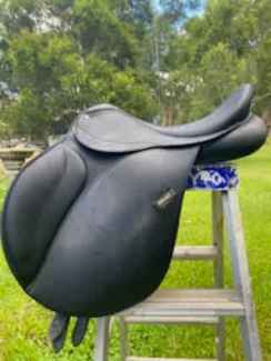 Wintec 16 inch jump saddle - like new