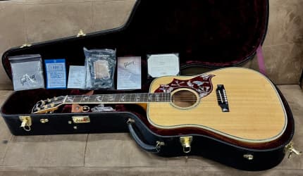 41 Caraya SP-721CEQ/N Round Back Guitar With Gift Pack