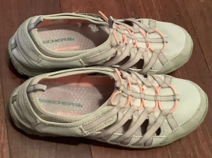 Skechers relaxed fit reggae sales fest dory women's exposed sneakers